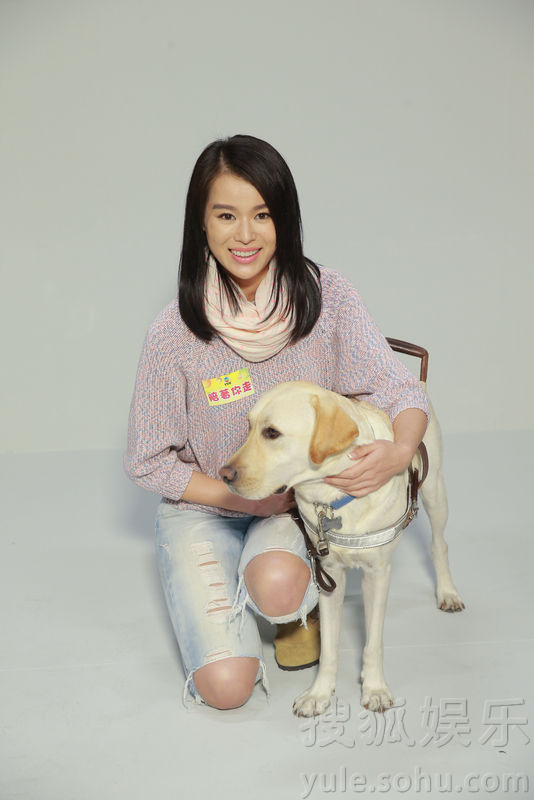 胡杏儿约满仍配合宣传 与导盲犬一起拍宣传片