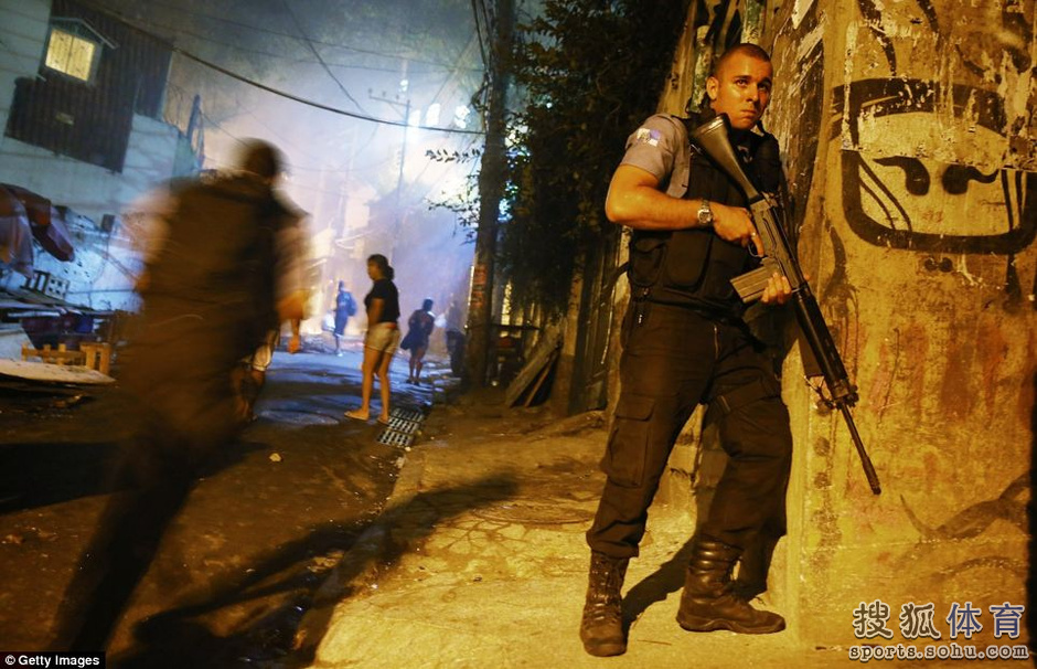 高清:里约爆发枪战一人身亡 巴西世界杯存隐患