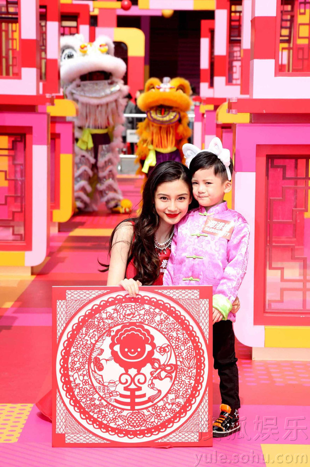 Baby烈焰红唇谈新年计划:会和晓明去美国旅行