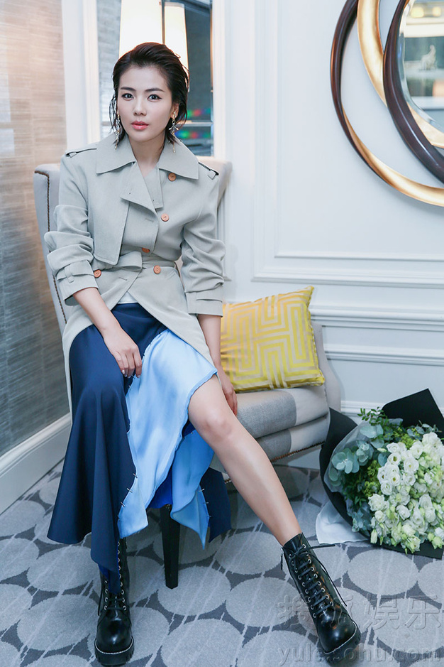 潇洒了word姐!刘涛巴黎时装周短发干练秀美腿