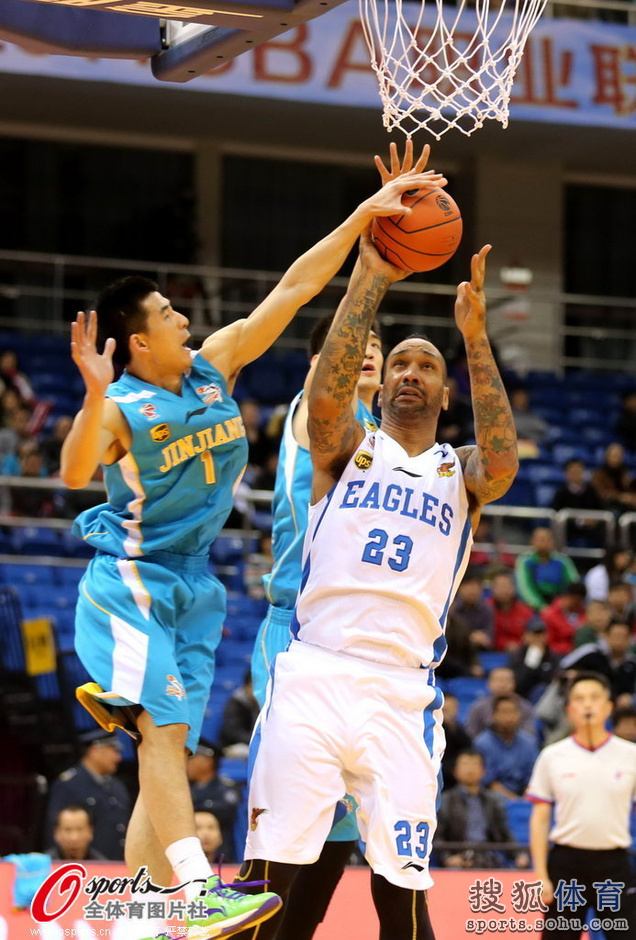 高清:青岛VS福建麦克唐纳战桑尼 拉莫斯吃火锅