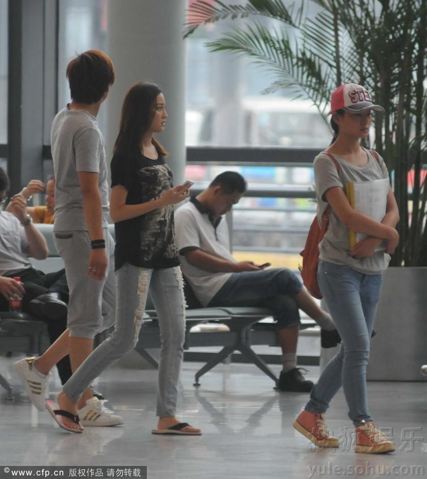 甘婷婷穿拖鞋现身机场 获豪华房车接驾面子十足-娱乐频道图片库-大视野-搜狐