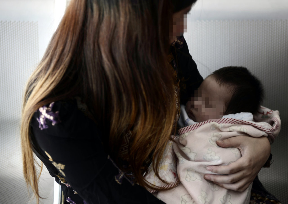 村官带人开渣土车倒土封路 遭劝阻下令埋人(7