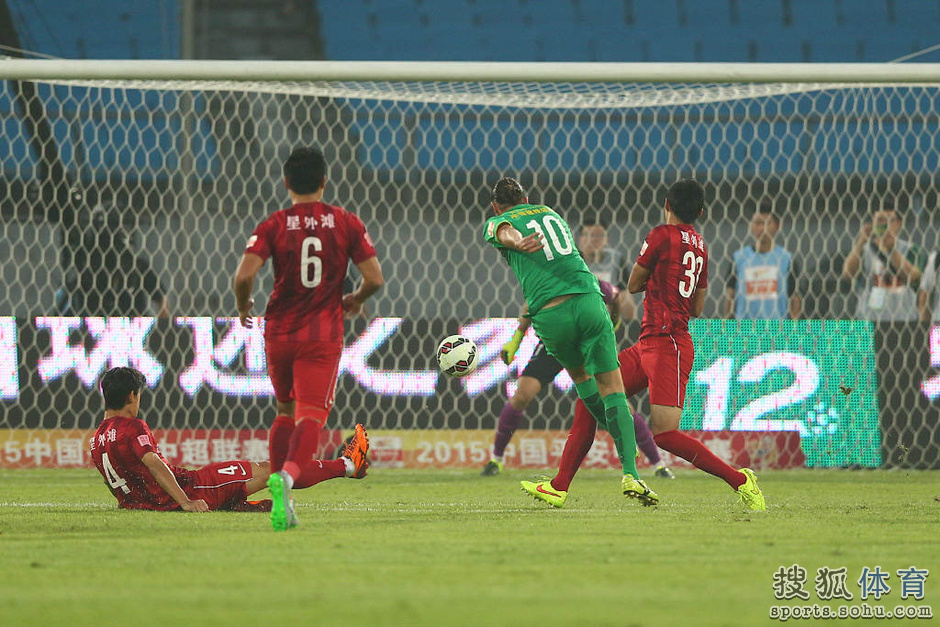 高清图:国安0-0战平上港 杨智神勇扑点激情怒吼