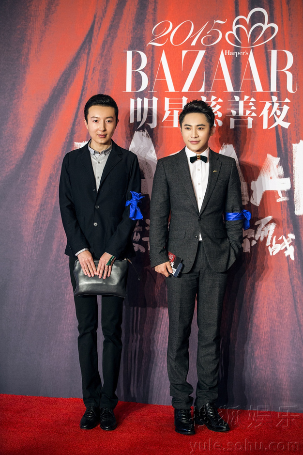 马锐黑色正装亮相芭莎慈善夜 笑容亲切彬彬有