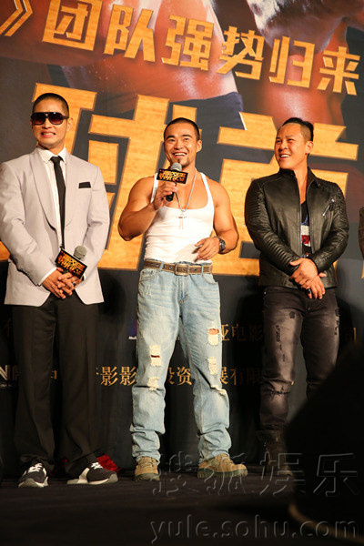 《金刚王》北京首映礼硬汉王巍现场秀肌肉