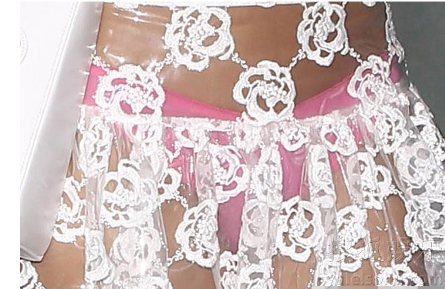 蕾哈娜衣着大胆遭猛窥 <em>蕾丝</em>透视裙秀<em>粉红内裤</em>