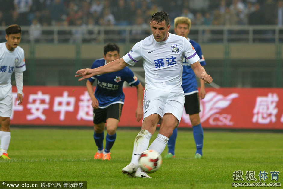 高清:巴雷点球罚飞掩面长叹 阿里汉场下露笑容