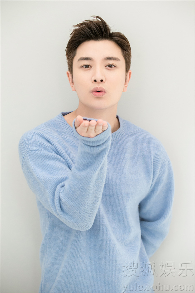 雾霾天速来洗眼睛!贾乃亮曝新年写真温暖清新