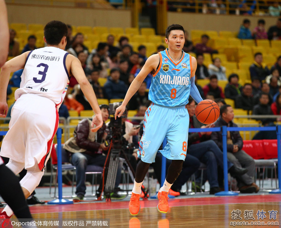 高清图:CBA第32轮精彩瞬间 周琦双手轻松暴扣