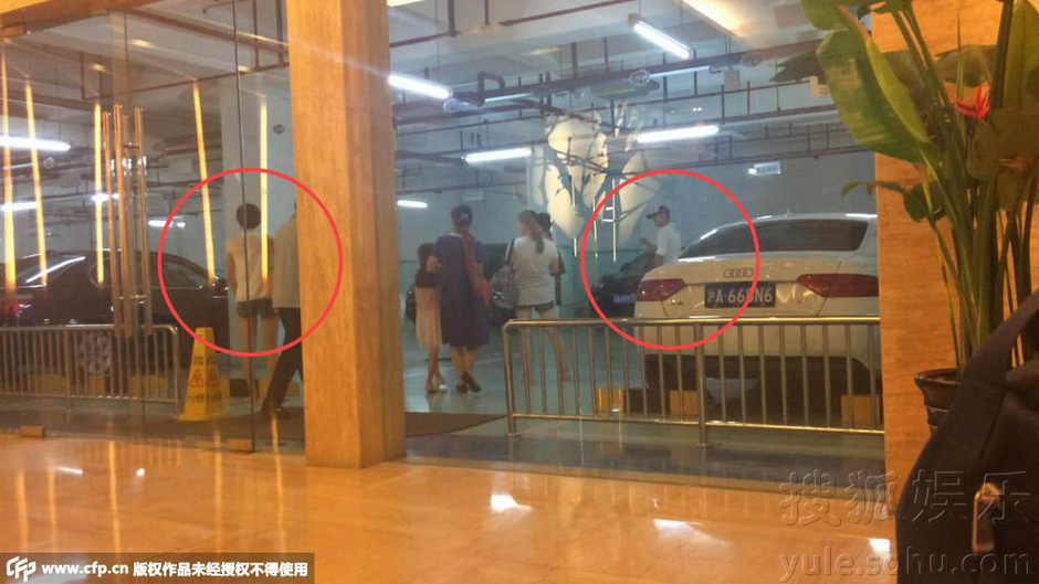 潘玮柏现身无人识 与文章马伊琍同出门无交流