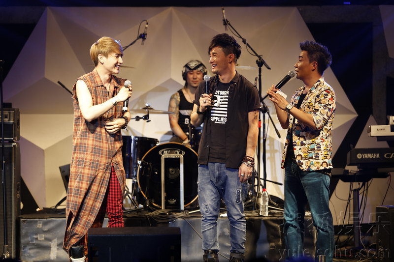 黄勇举办新专辑首唱会 好友臧天朔到场力挺