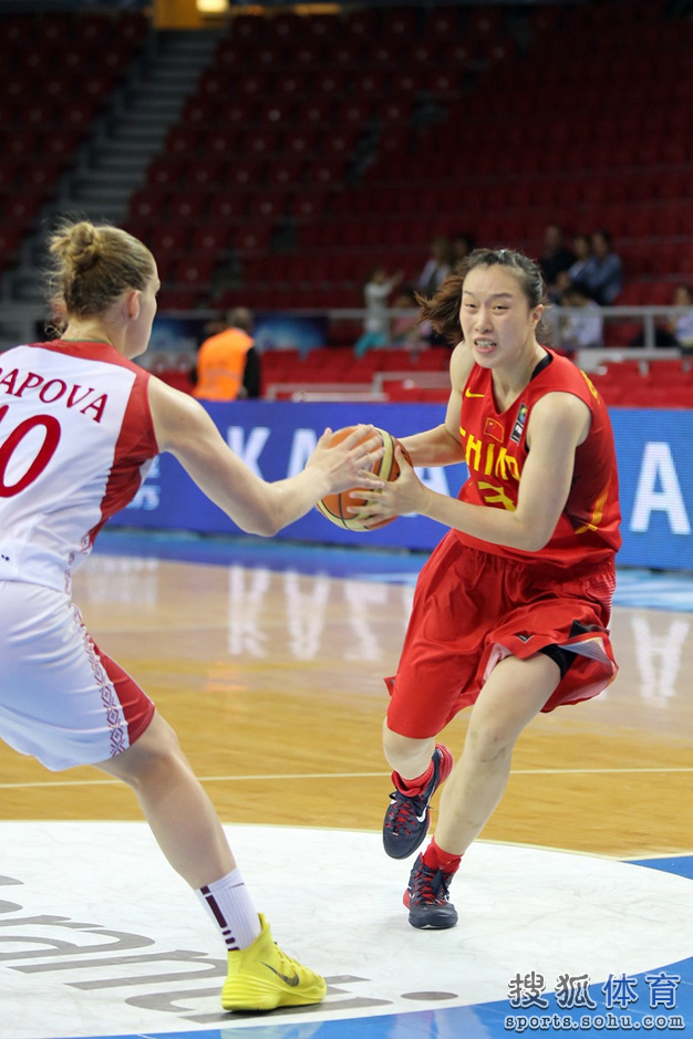 高清图:中国女篮VS白俄罗斯争八 邵婷疯狂突破