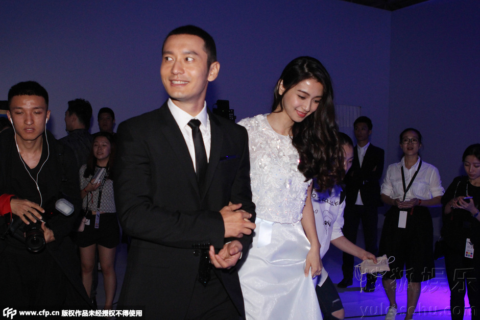 黄晓明与baby合体现身 挽手并肩前行似演习婚礼