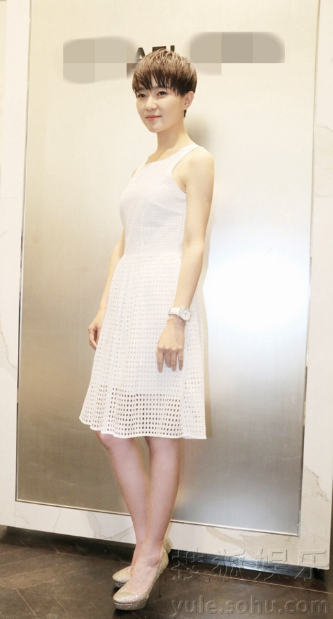 焦俊艳短发白裙展俏皮灵动 水漾笑容氧气感爆表
