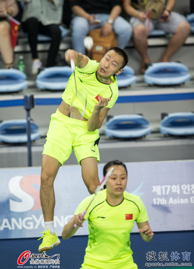 高清:亚运会羽毛球混双第三轮 张楠赵芸蕾出战