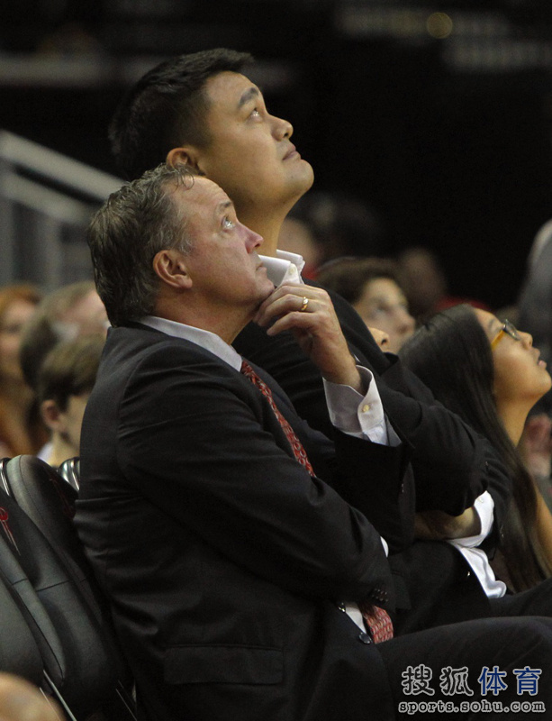 前方图:姚明现场观战火箭VS上海 场边狂拍不停