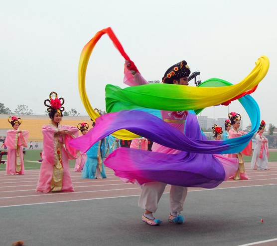 西安高校文化节举办<em>成人礼</em> 学生男扮<em>女装</em>起舞