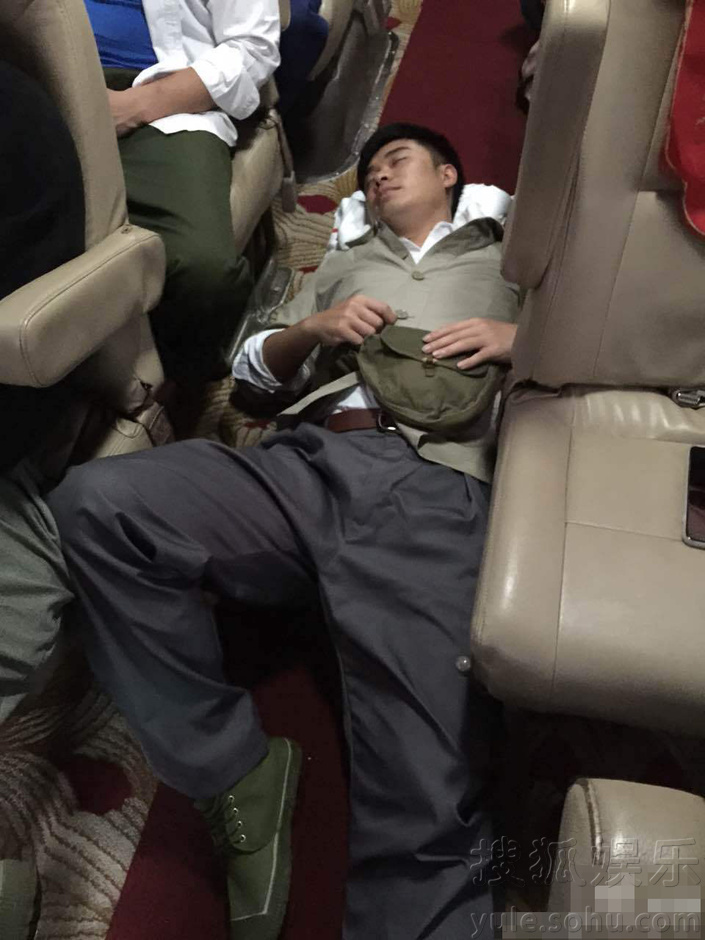 跑男睡姿大赏!陈赫躺地姿势怪异 鹿晗萌萌哒