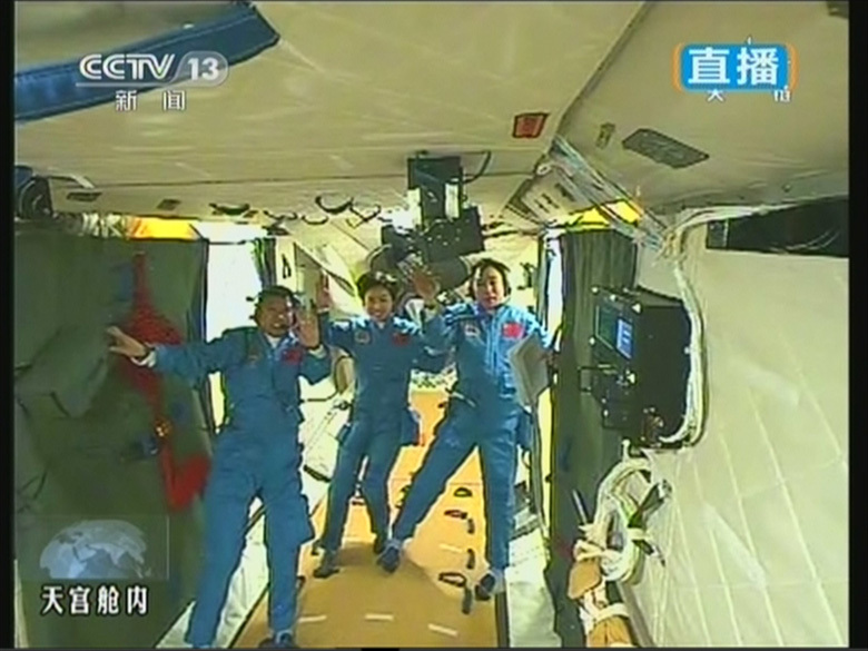 Thần Châu 9 ghép nối với Thiên cung 1 (ShenZhou 9 connected with Tiangong 1) Thần Châu 9 ghép nối với Thiên cung 1 (ShenZhou 9 connected with Tiangong 1)
