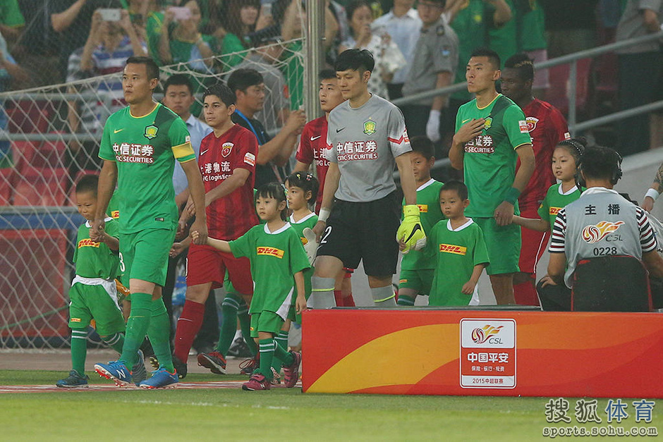 高清图:国安0-0战平上港 杨智神勇扑点激情怒吼