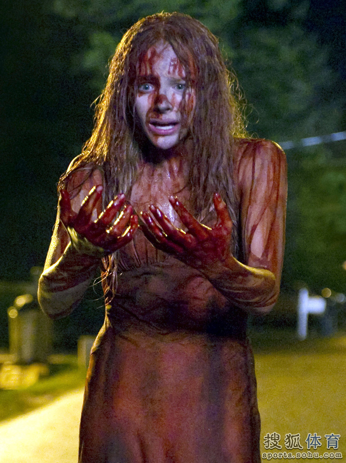 组图:小贝准儿媳犯罪片剧照 <em>邪恶女孩</em>浑身是血