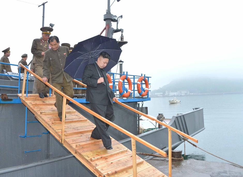 金正恩打伞图片