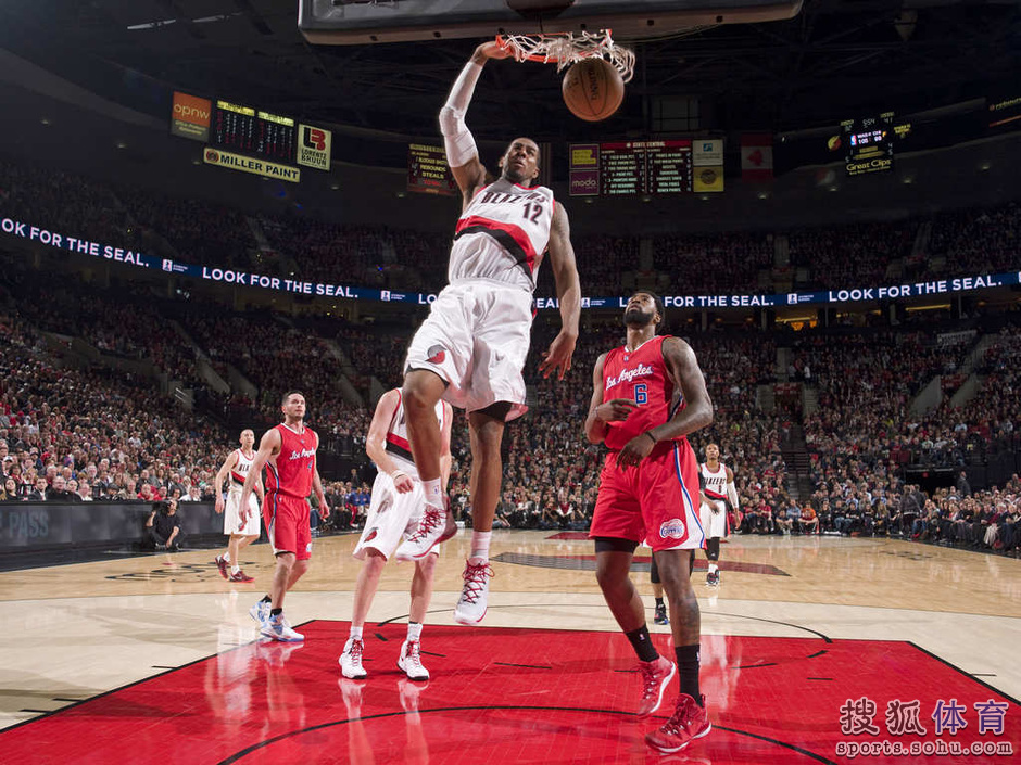 高清图: 快船 胜 开拓者 保罗推进 阿德 单挑 格里芬