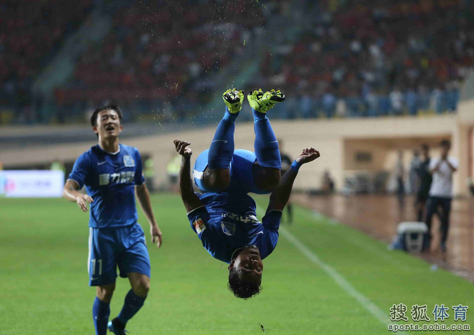 高清图:恒大2-1客胜富力 邹正贡献绝杀疯狂庆祝