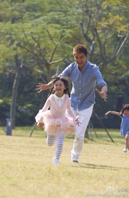 田亮女儿重返幼儿园 开心跑步动如脱兔