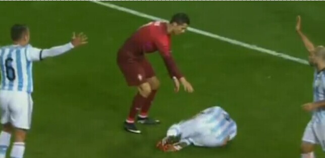 组图:C罗轰天窝心脚撂翻对手 内疚急摆手+苦笑