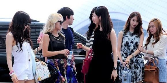 <em>少女</em>时代赴新加坡 泰妍<em>穿</em>透视衣绿<em>胸罩</em>若隐若