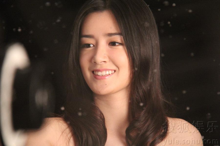近日,演员石安妮出演罗中旭新歌《如果你不再爱了》mv中的女主角,mv由