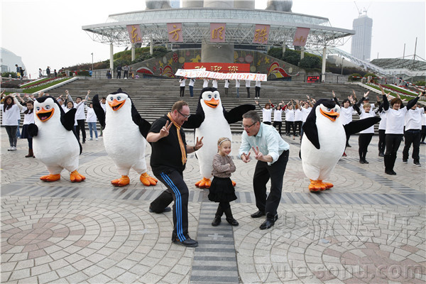 《马达加斯加的企鹅》首映 百人企鹅舞快闪魔都