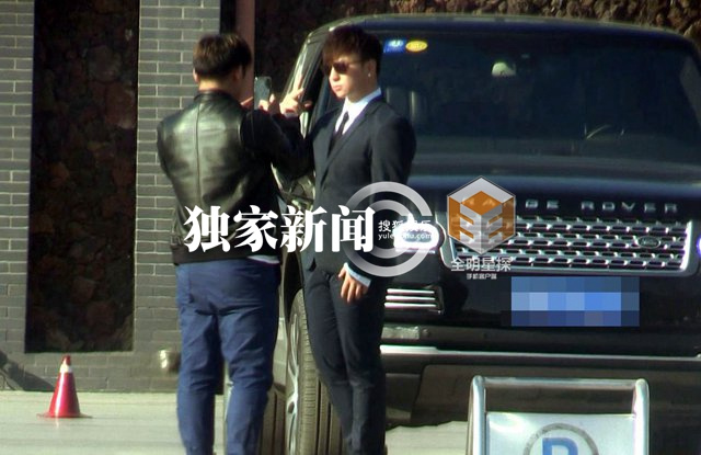 释小龙驾豪车街拍三换装 换上了西服的释小龙再次坐入了座驾中