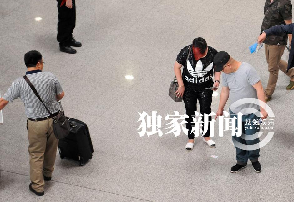 独家:郭德纲携妻恩爱离京 37岁王惠扮潮人5289333-娱乐频道图片库-大视野-搜狐