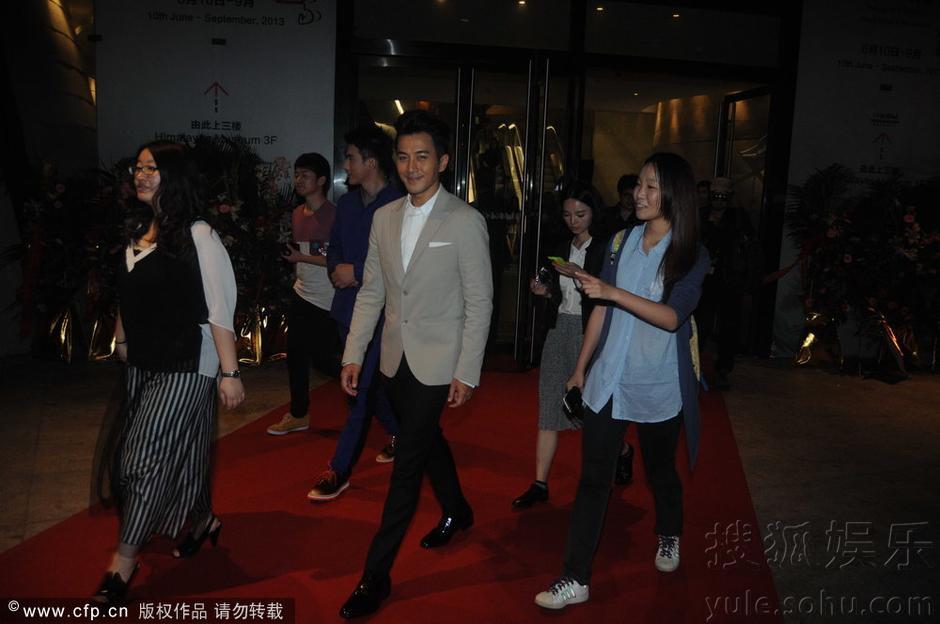 刘恺威活动结束等车 遇粉丝签名合影来者不拒