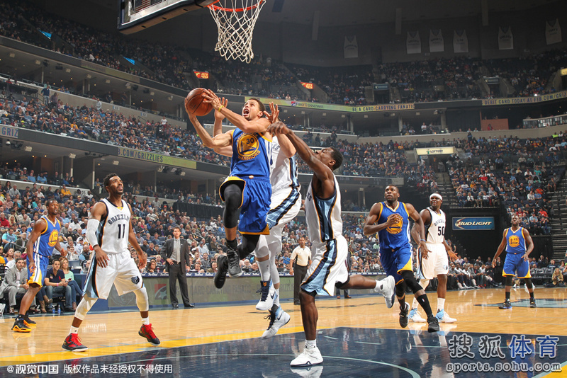 高清图:勇士客场战灰熊 库里篮下强攻怒吼上篮