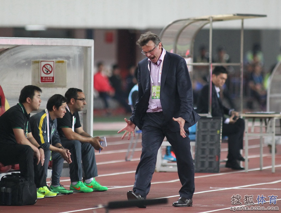 高清:埃神弹射破门亲吻纹身 曾诚复出勇猛不减