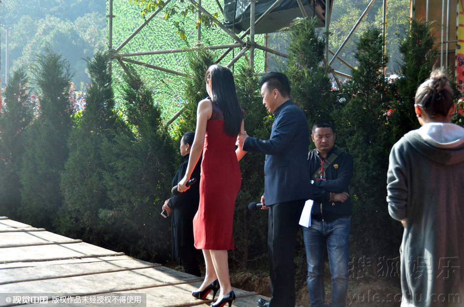 心连心艺术团演出 李思思踩高跟鞋获张泽群搀