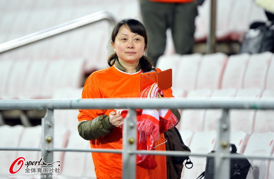 大学生举国旗助威人和 <em>韩女球迷</em>搔首弄姿 - 体