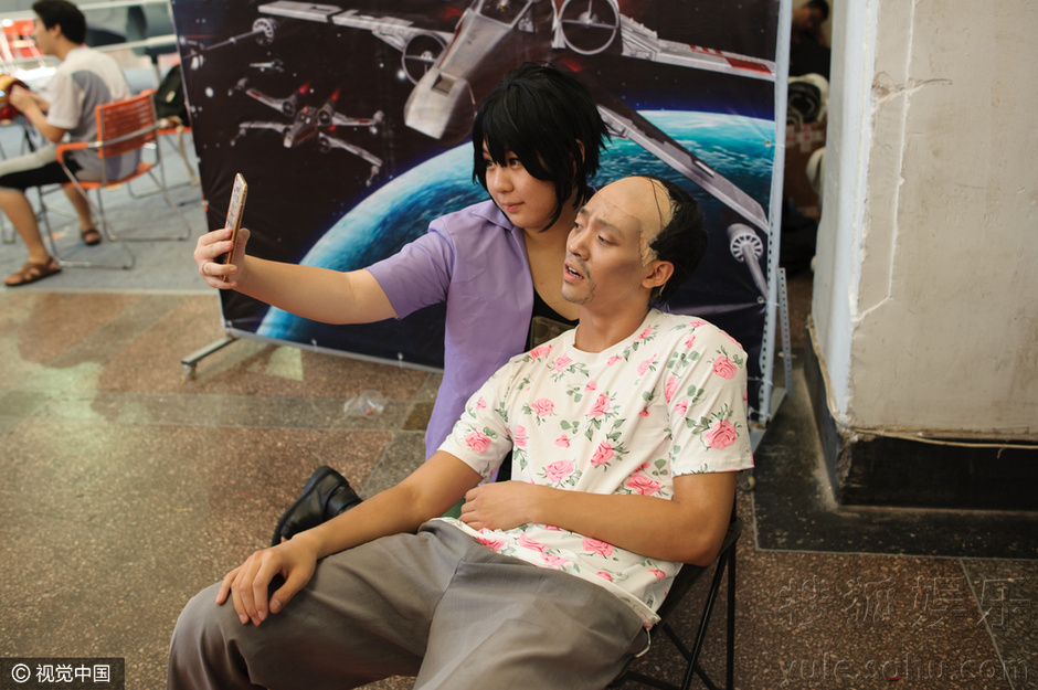 辣眼睛!沈阳漫展coser诠释葛优躺 姿势销魂86