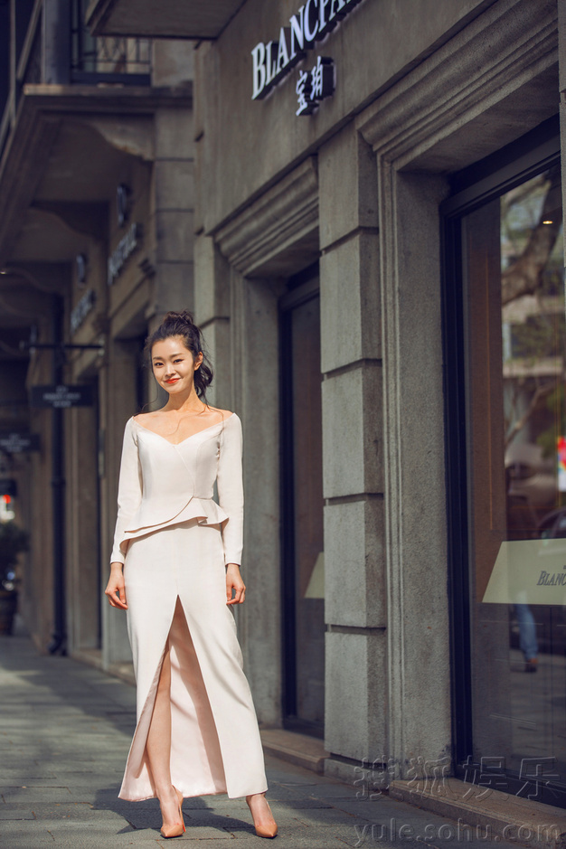 宋轶出席上海时装周 优雅大气笑容明媚成风景