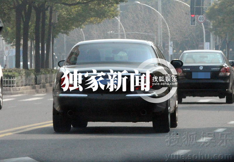(风行工作室/图文)演而优则导的徐峥,自泰囧票房大卖后,不但身价人气激增,最近还斩获了第五届电影导演协会影帝头衔。日前,记者在上海见到独自来沪的徐峥携妻子小陶虹及母亲和女儿外出,一家四口吃饭看电影,尽享天伦之乐。 当天,记者在上海机场偶遇来沪的徐峥。他头戴灰色鸭舌帽,身穿土黄色大衣,搭配蓝色牛仔裤,一身装扮非常休闲随意。颇显低调的他,在机场大厅便开始打起了电话。电话打了许久,谨慎的态度让人多少有些诧异他来上海的目的是什么,电话打完之后。徐峥接着拨弄了一会手机,好似是在删除某些记录,之后原地站立不知思