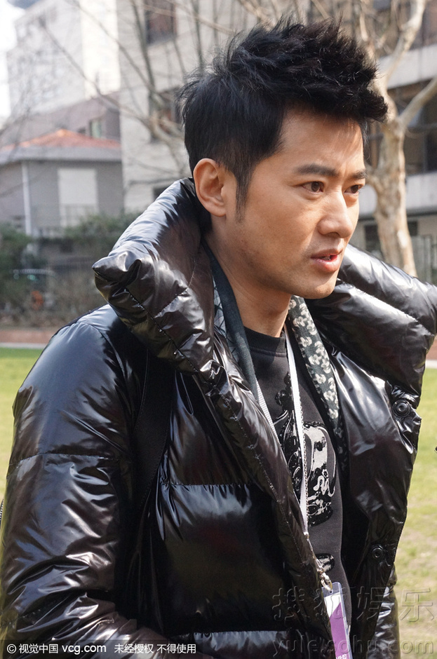  任泉 现身 上戏 艺考晒 考官 证 美女考生纷纷求合