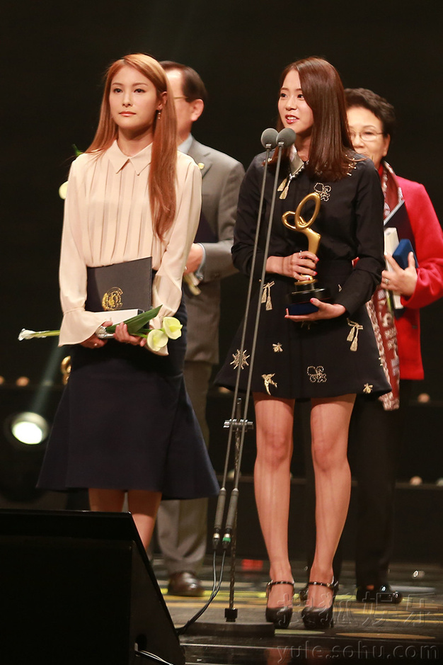  全智贤获总统表彰  JYJ入伍期间出席颁奖礼 - 粉