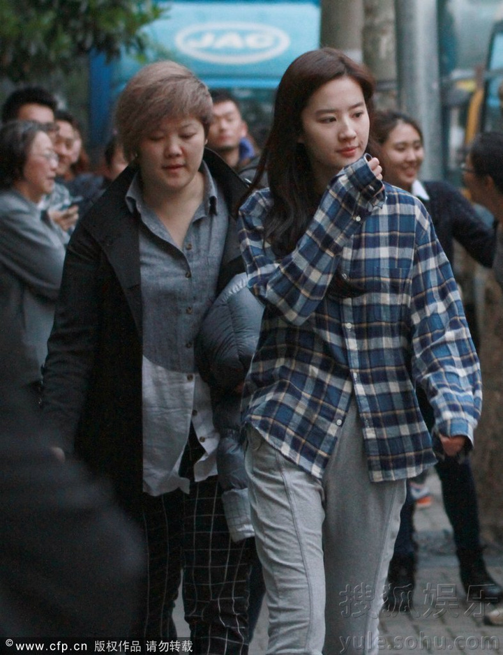 刘亦菲素颜医院看病 获众人围堵索要签名6464