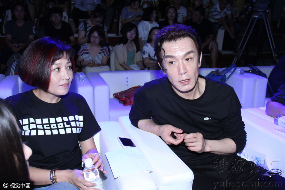 公开秀恩爱!李咏吃大葱蘸酱与老婆哈文热吻8654037-娱乐频道图片库-大视野-搜狐