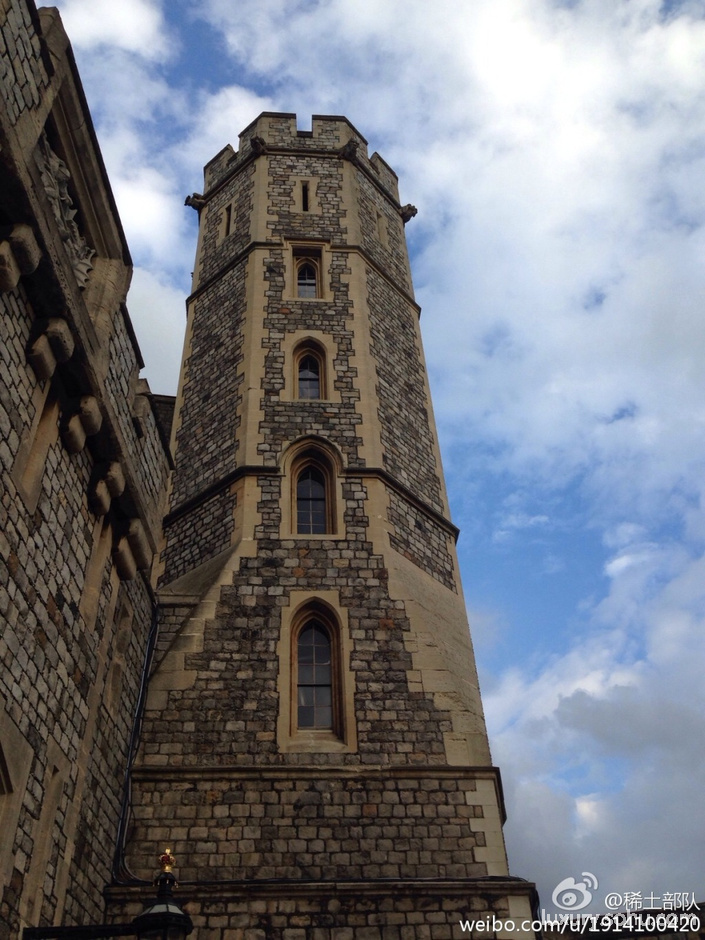 章子怡首次做客英<em>女王城堡</em> 羽毛装如圣洁女神