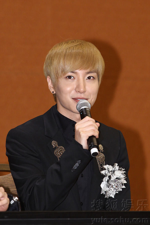 <em>少女时代2NE1</em>同台竞艳 SJ引爆MAMA记者会_